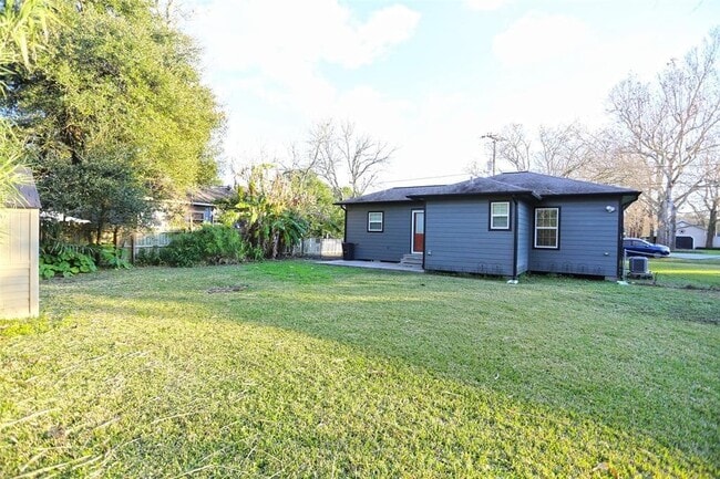 Building Photo - 12010 11th St