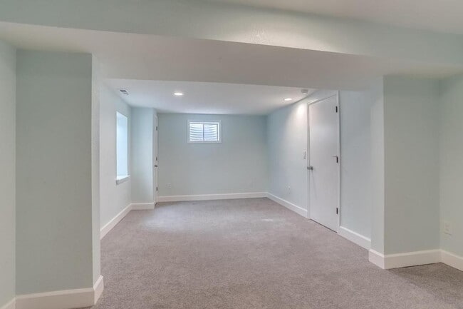 Building Photo - 3149 Oak Cir N
