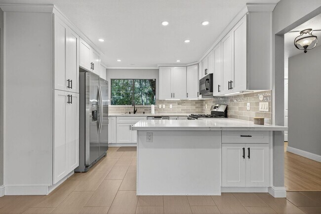 Building Photo - Charming 3-Bed / 2-Bath Retreat on Over an Acre in Sebastopol