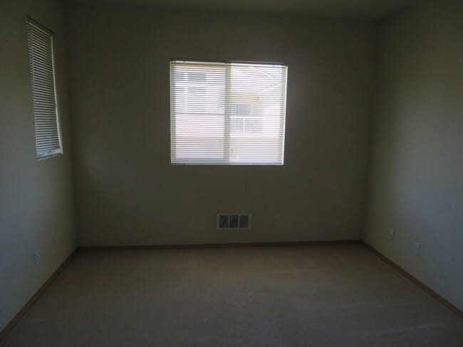 Building Photo - 1925 Garry Oaks Ave