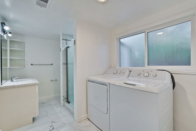 Building Photo - Private ADU with Fenced Yard, Indoor Laundry, and Prime Location