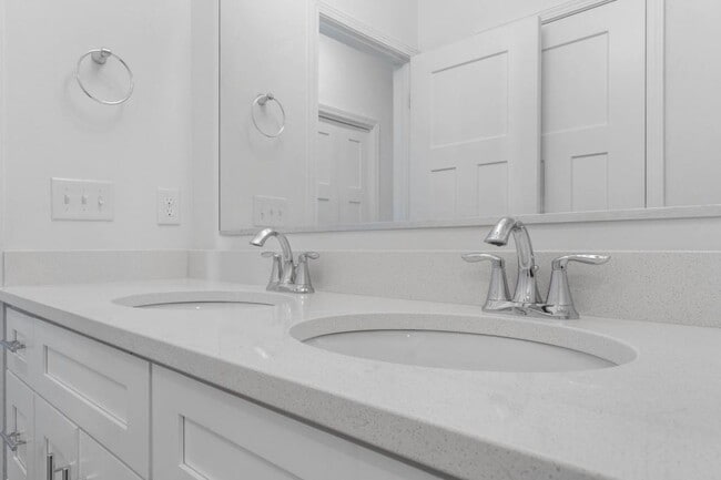 Building Photo - 525 Hill Ln