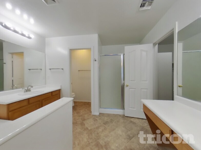 Building Photo - 43738 Elm Dr