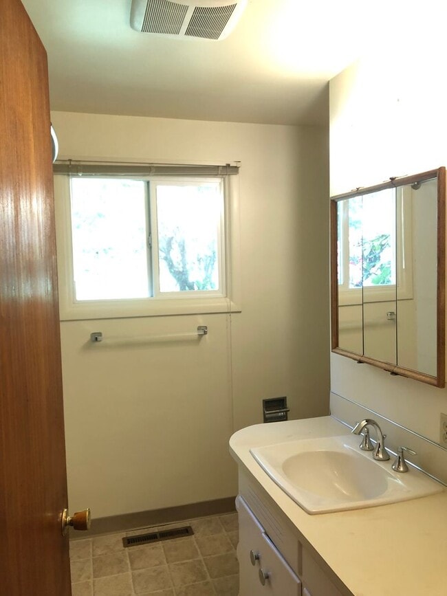 Building Photo - Charming 2 or 3 bedroom, 1 bath home in Great Location!