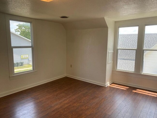 Building Photo - 404 S Marion St