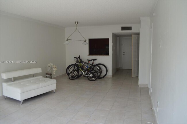 Building Photo - 303 Racquet Club Rd