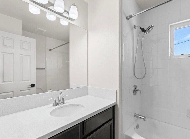 Building Photo - 707 Magnolia Ave