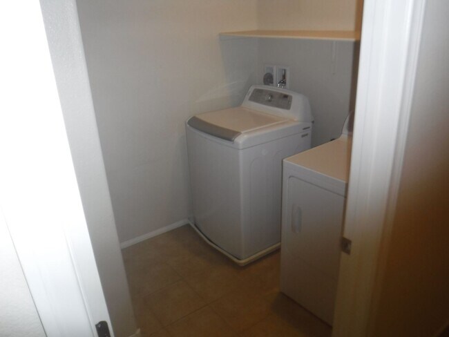 Building Photo - SPACIOUS 4 BEDROOM HOME WITH 2.5 BATHS, 2 ...