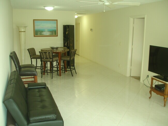 Building Photo - 1111 Boxwood Dr