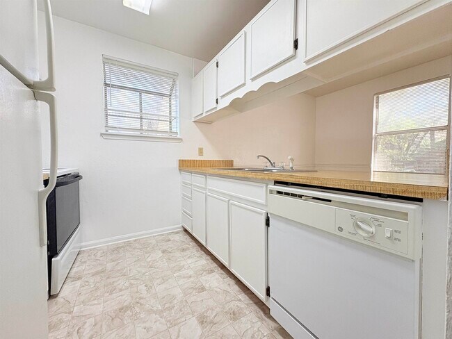 Building Photo - 1810 Sylvan Ct