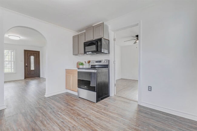 Building Photo - 607 N Speed St