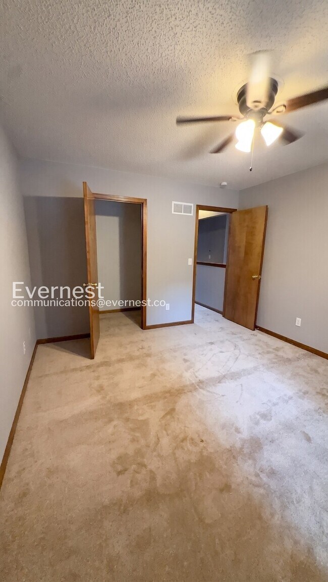 Building Photo - 3 Bed/1.5 Bath Home with Fenced Yard & Garage / Pet-Friendly / Vouchers Accepted / Available Now!
