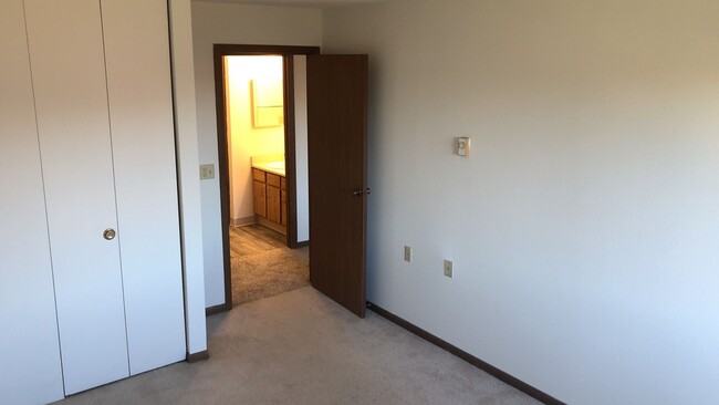 Building Photo - Spacious 2 bed 1.5 bathroom Condominium