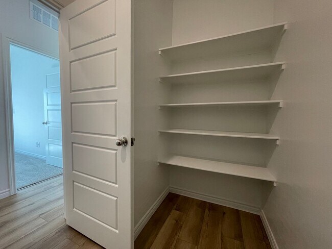 Building Photo - GATED 2 BED 2.5 BATH 2 CAR GARAGE 2 FLOOR TOWNHOUSE IN HENDERSON