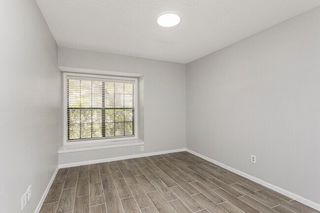 Building Photo - 2015 Braesmeadow Ln
