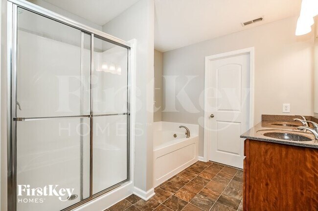 Building Photo - 8858 Hemingway Dr