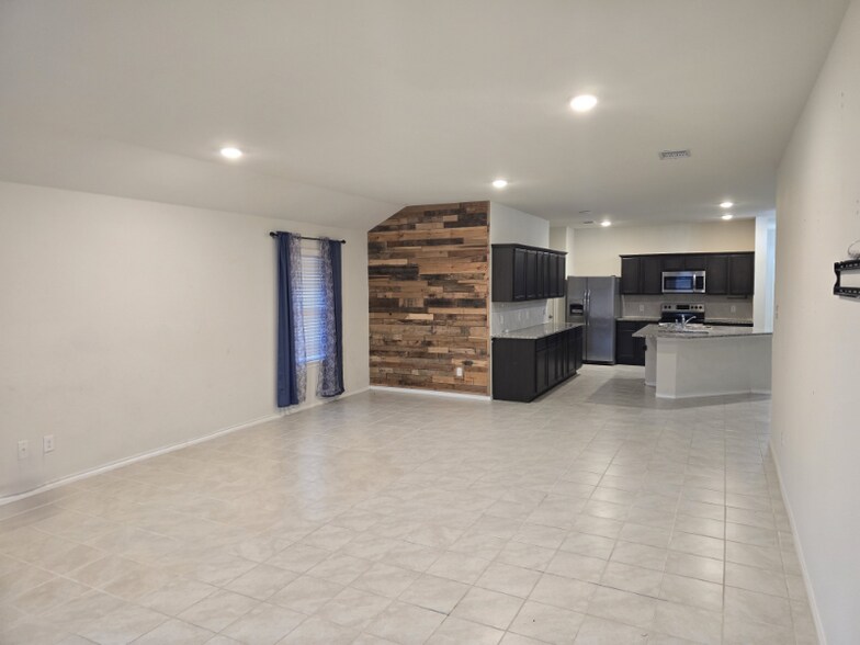 Building Photo - 1220 Meadow Creek Dr