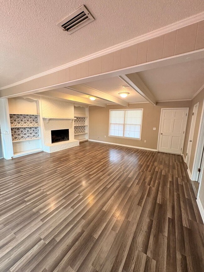 Building Photo - 102 Navaho Dr