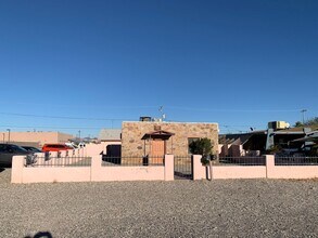 Building Photo - FULL TIME RENTAL 2 Bedroom, 1 Bath in Park...