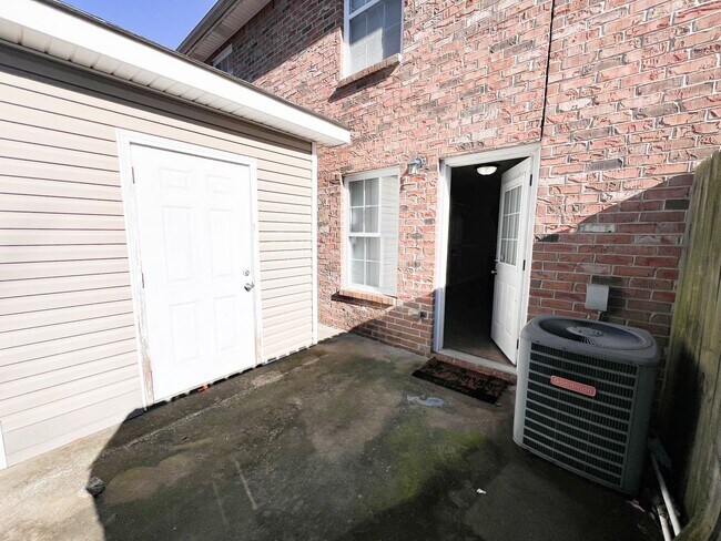 Building Photo - 2 Bedroom 1.5 Bath Townhome