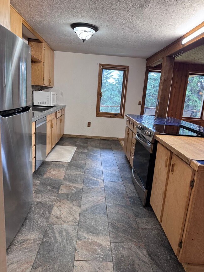 Building Photo - 6134 Chena Hot Springs Rd