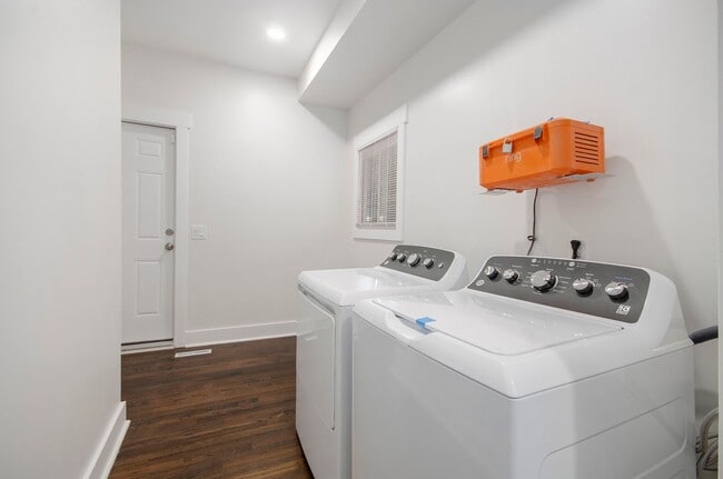 Building Photo - Lower Unit - Newly Constructed - 2 bed/2 b...