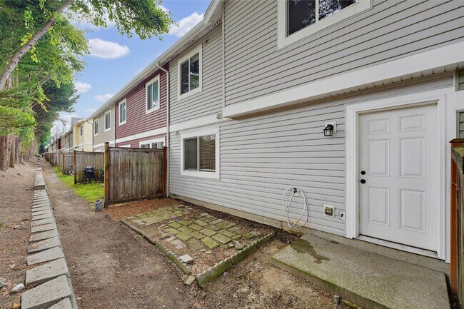 Building Photo - Spacious Puyallup Townhouse | 3-Bed Home with Main-Floor Primary Suite & Stainless Steel Appliances!