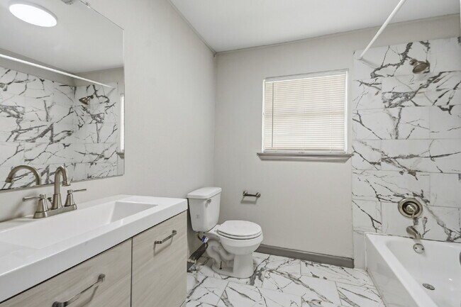 Building Photo - 4-Bedroom in Baytown's Craigmont Place with Washer, Dryer, and Fridge Included.