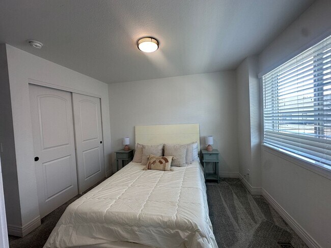 Building Photo - End unit Townhouse in Victory Ridge