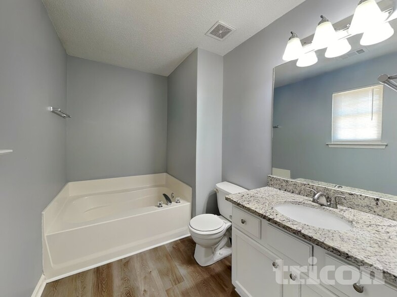 Building Photo - 245 Longview Dr