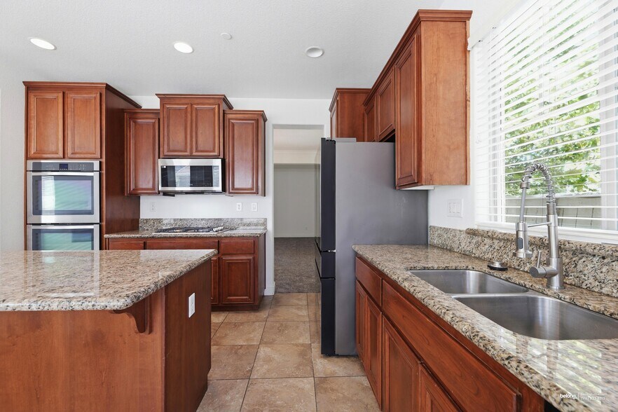 Building Photo - 2439 Lincoln Airpark Dr