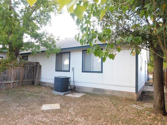 Building Photo - 501-503 Willowbend Cove