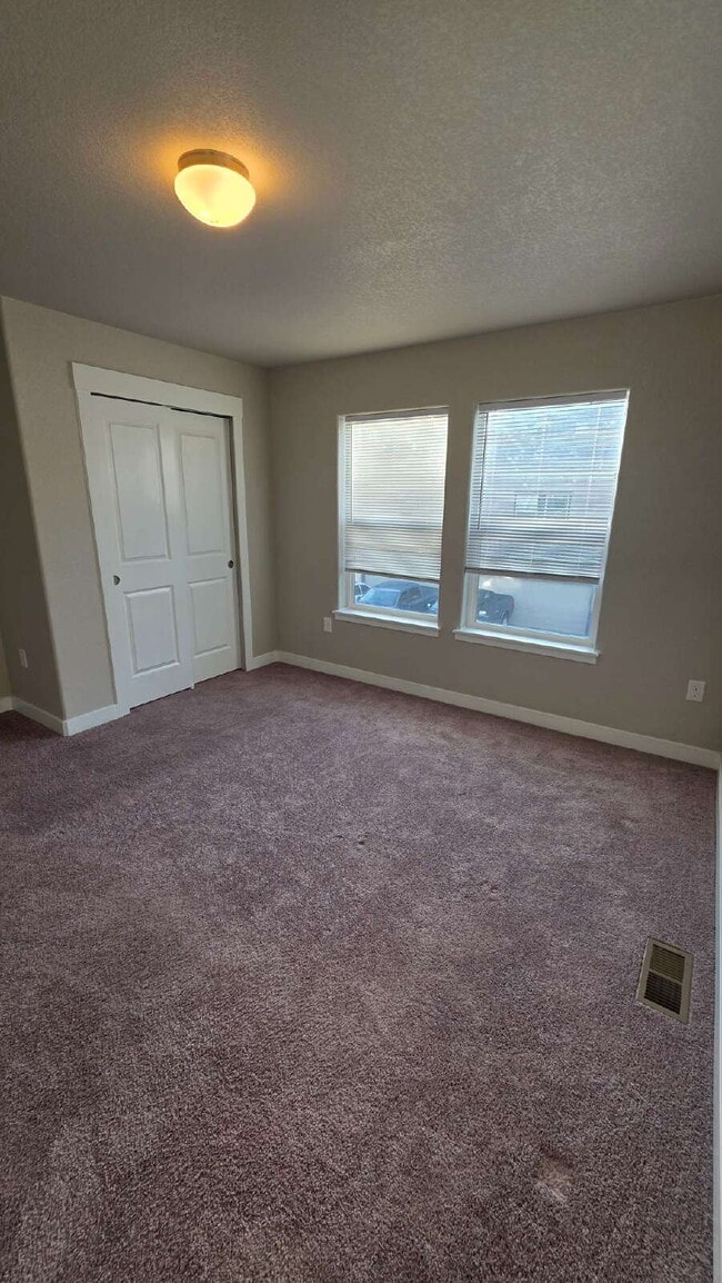 Building Photo - Lorson Ranch 5 bedroom Townhouse near military bases