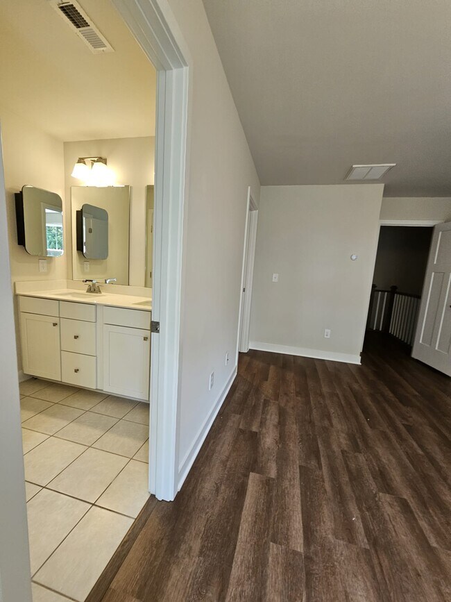 Building Photo - 53 Connaught Ct