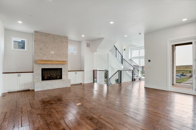 Building Photo - 410 Superior Dr