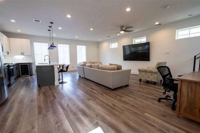 Building Photo - 2056 Johanna Dr