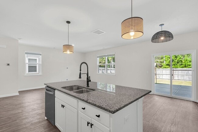 Building Photo - 4 Bedroom 3 Bath Home Located in Shell Poi...