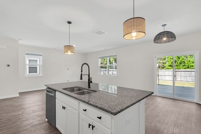 Building Photo - 4 Bedroom 3 Bath Home Located in Shell Pointe at Cobblestone Village in Summerville!