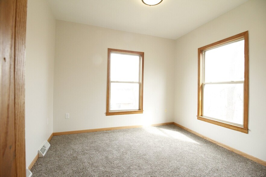 Building Photo - 126 1st St