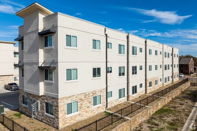 Building Photo - Modern Comfort in the Heart of Ennis