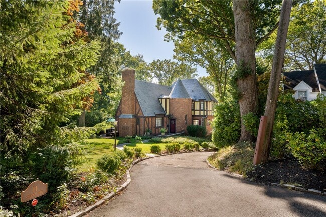 Primary Photo - 11 Chelsea Dr