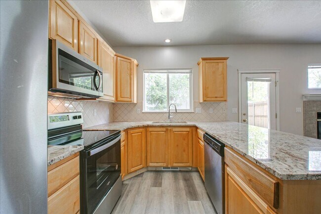 Building Photo - Modern Living just up the Hill from BSU