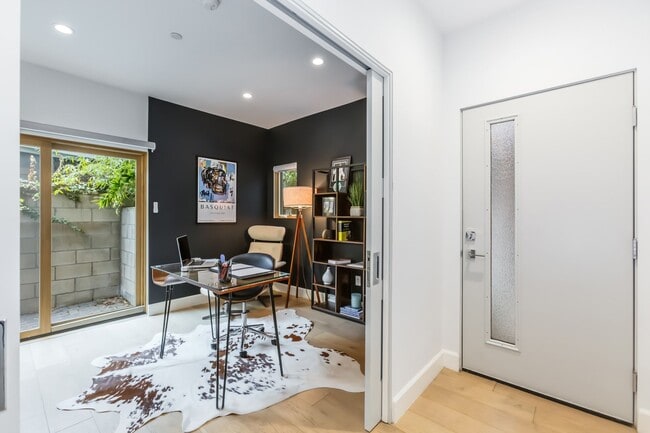 Building Photo - Stunning home in Studio City!