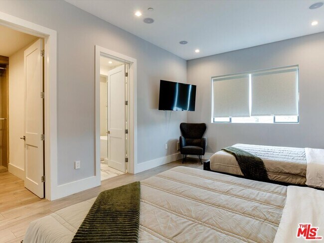 Building Photo - 4830 Pickford St