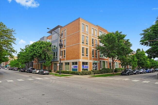 Primary Photo - 2755 N Lakewood Ave