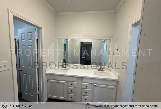 Building Photo - Renovated beauty near the country club and golf course!