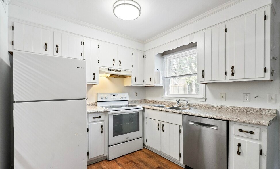 Building Photo - 321 Lennon Dr