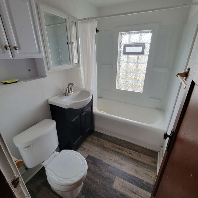 Building Photo - 1413 S 76th St