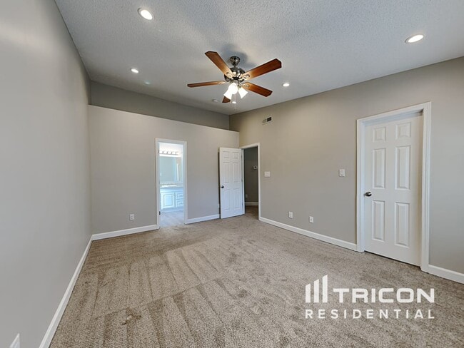 Building Photo - 4424 River Edge Dr