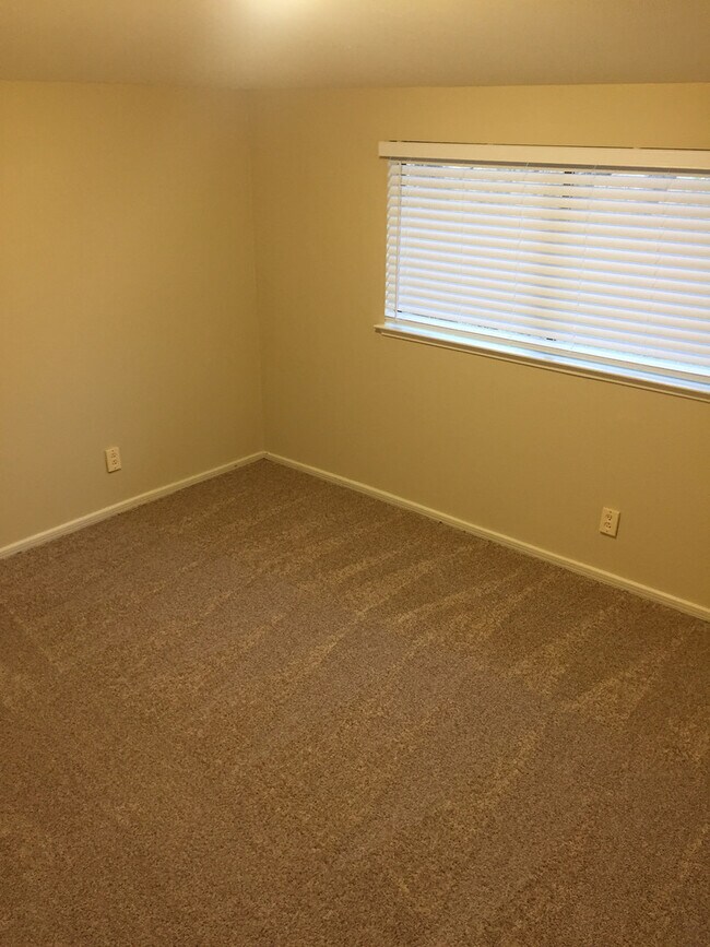 Building Photo - 110 Rock Ravine Ct